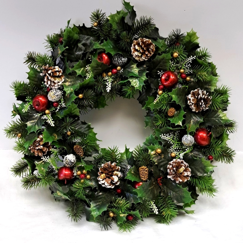 Vintage 17” faux evergreen decorated classicChristmas wreath
